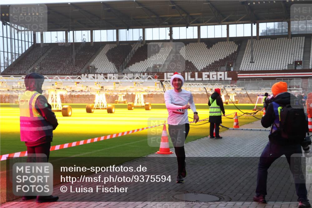 07.12.2025 - St. Pauli X-Mass-Run No. 15 Luisa Fischer http://msf.ph/oto/9375594 07.12.2025 09:53:05 Ziel 154, 195, 1052, 1241, 1296, 2034 meine-sportfotos.de