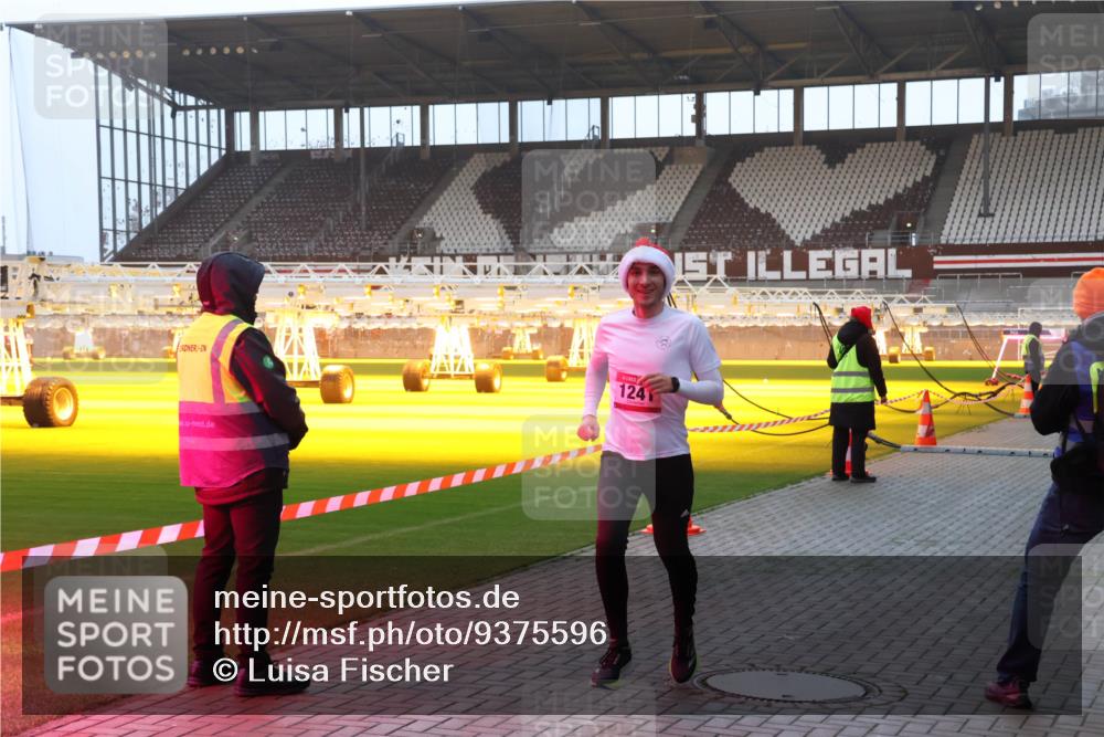 07.12.2025 - St. Pauli X-Mass-Run No. 15 Luisa Fischer http://msf.ph/oto/9375596 07.12.2025 09:53:05 Ziel 1241, 154, 195, 1052, 1241, 1296, 2034 meine-sportfotos.de