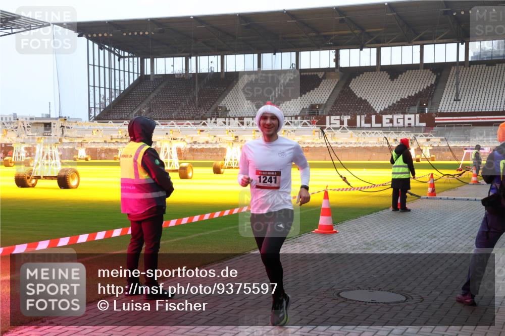 07.12.2025 - St. Pauli X-Mass-Run No. 15 Luisa Fischer http://msf.ph/oto/9375597 07.12.2025 09:53:06 Ziel 1241, 154, 195, 937, 1052, 1241, 1296, 2034 meine-sportfotos.de