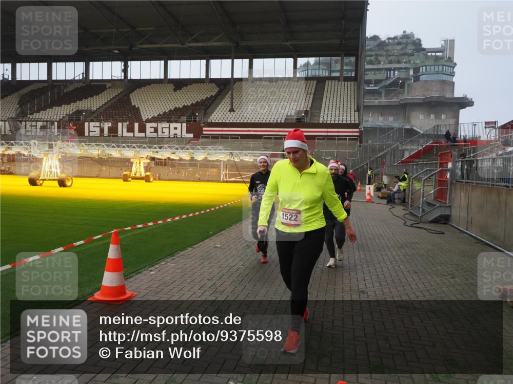 07.12.2025 - St. Pauli X-Mass-Run No. 15 Fabian Wolf http://msf.ph/oto/9375598 07.12.2025 10:04:44 Ziel 713, 1217, 1522, 1701, 2569, 2570, 3477, 3894, 3911, 4080, 4553, 4557 meine-sportfotos.de