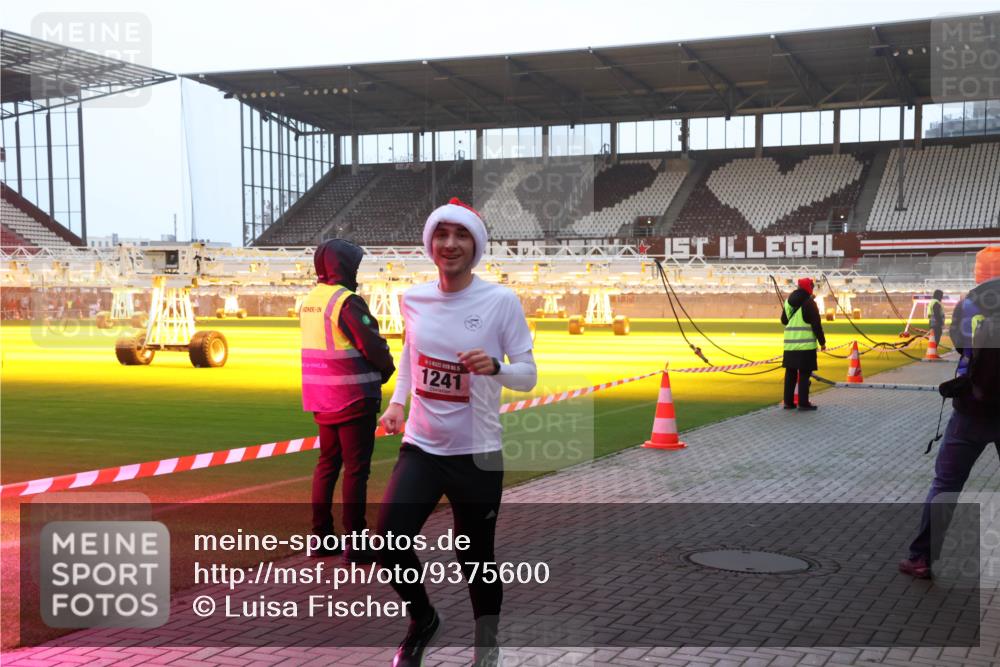 07.12.2025 - St. Pauli X-Mass-Run No. 15 Luisa Fischer http://msf.ph/oto/9375600 07.12.2025 09:53:06 Ziel 1241, 154, 195, 937, 1052, 1241, 1296, 2034 meine-sportfotos.de