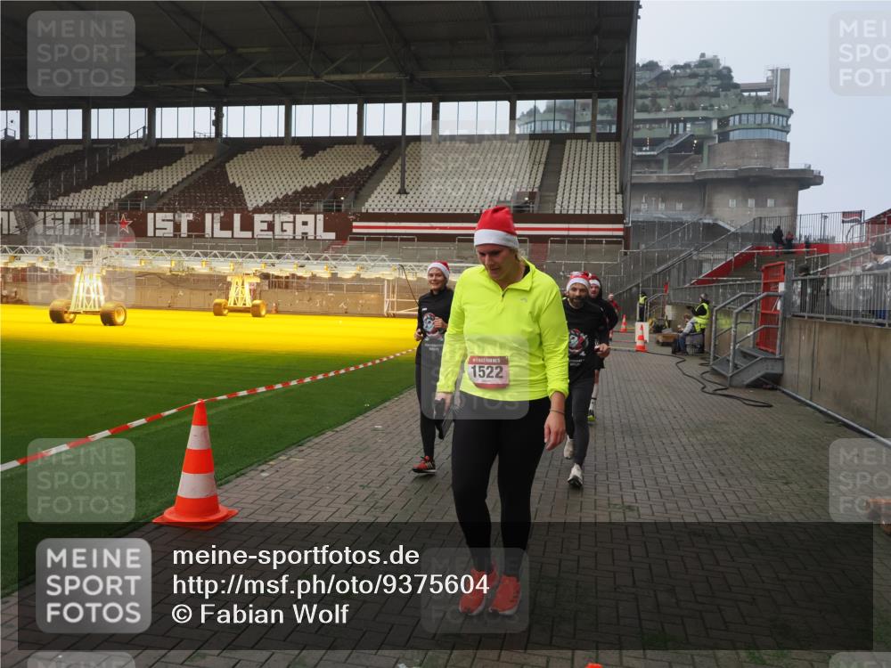 07.12.2025 - St. Pauli X-Mass-Run No. 15 Fabian Wolf http://msf.ph/oto/9375604 07.12.2025 10:04:44 Ziel 713, 1217, 1522, 1701, 2569, 2570, 3477, 3894, 3911, 4080, 4553, 4557 meine-sportfotos.de