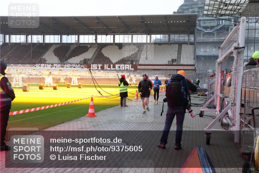 07.12.2025 - St. Pauli X-Mass-Run No. 15 Luisa Fischer http://msf.ph/oto/9375605 07.12.2025 09:53:16 Ziel 1874, 154, 195, 518, 937, 1052, 1241, 1296, 1874, 2034 meine-sportfotos.de