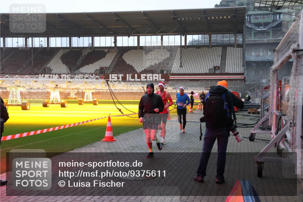 07.12.2025 - St. Pauli X-Mass-Run No. 15 Luisa Fischer http://msf.ph/oto/9375611 07.12.2025 09:53:17 Ziel 1874, 154, 195, 518, 937, 1052, 1241, 1296, 1874, 2034 meine-sportfotos.de