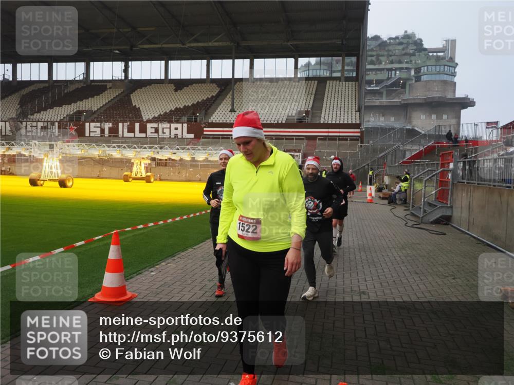 07.12.2025 - St. Pauli X-Mass-Run No. 15 Fabian Wolf http://msf.ph/oto/9375612 07.12.2025 10:04:44 Ziel 713, 1217, 1522, 1701, 2569, 2570, 3477, 3894, 3911, 4080, 4553, 4557 meine-sportfotos.de