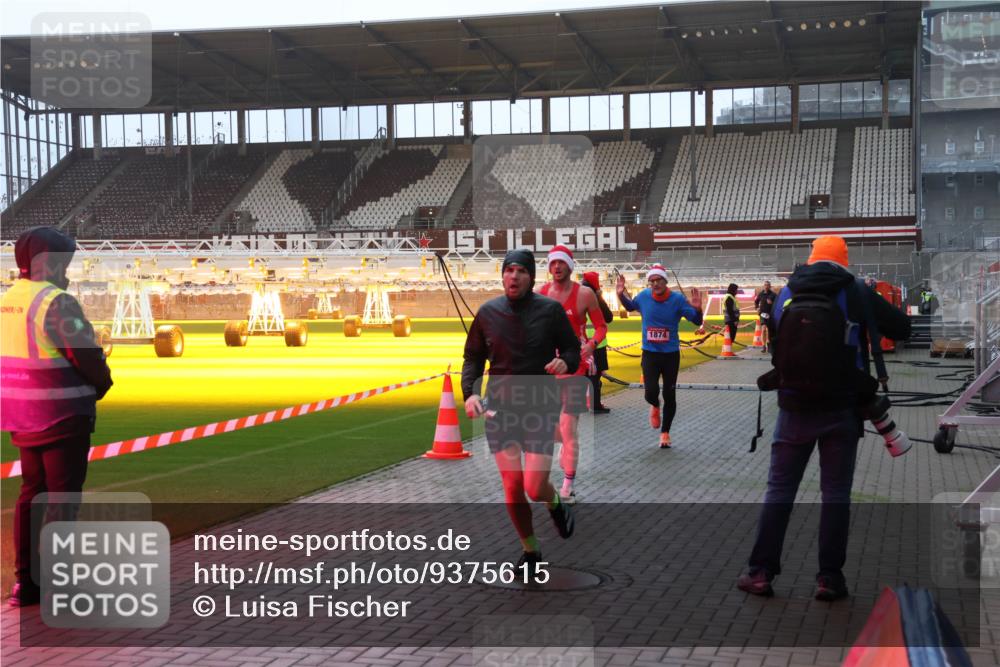 07.12.2025 - St. Pauli X-Mass-Run No. 15 Luisa Fischer http://msf.ph/oto/9375615 07.12.2025 09:53:18 Ziel 1874, 154, 195, 518, 937, 1052, 1241, 1296, 1874, 2034 meine-sportfotos.de