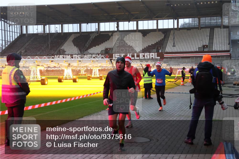 07.12.2025 - St. Pauli X-Mass-Run No. 15 Luisa Fischer http://msf.ph/oto/9375616 07.12.2025 09:53:18 Ziel 1874, 154, 195, 518, 937, 1052, 1241, 1296, 1874, 2034 meine-sportfotos.de