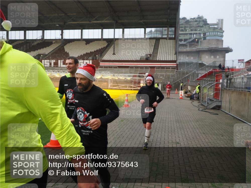 07.12.2025 - St. Pauli X-Mass-Run No. 15 Fabian Wolf http://msf.ph/oto/9375643 07.12.2025 10:04:46 Ziel 713, 1217, 1701, 2569, 2570, 3477, 3894, 3911, 4080, 4553, 4557 meine-sportfotos.de