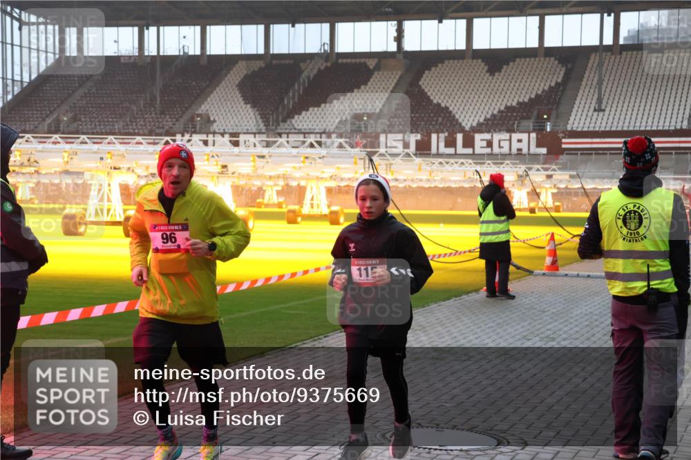 07.12.2025 - St. Pauli X-Mass-Run No. 15 Luisa Fischer http://msf.ph/oto/9375669 07.12.2025 09:53:54 Ziel 96, 15, 11, 1, 1910, 96, 115, 518, 937, 1874, 3684, 4050, 4061, 4062 meine-sportfotos.de