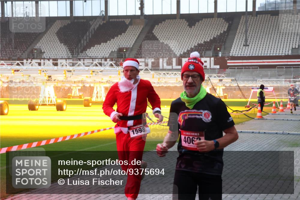 07.12.2025 - St. Pauli X-Mass-Run No. 15 Luisa Fischer http://msf.ph/oto/9375694 07.12.2025 09:54:09 Ziel 5, 1598, 15, 406, 96, 115, 1598, 2651, 3684, 4050, 4061, 4062 meine-sportfotos.de