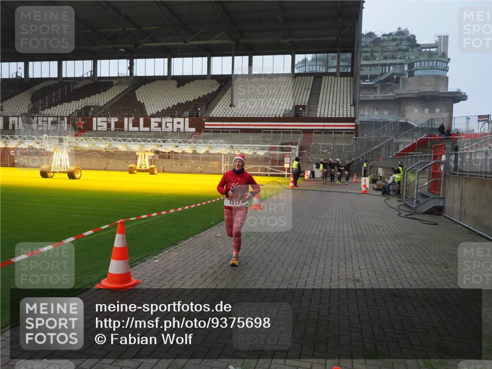 07.12.2025 - St. Pauli X-Mass-Run No. 15 Fabian Wolf http://msf.ph/oto/9375698 07.12.2025 10:04:51 Ziel 713, 1217, 3894, 4080, 4553, 4557 meine-sportfotos.de