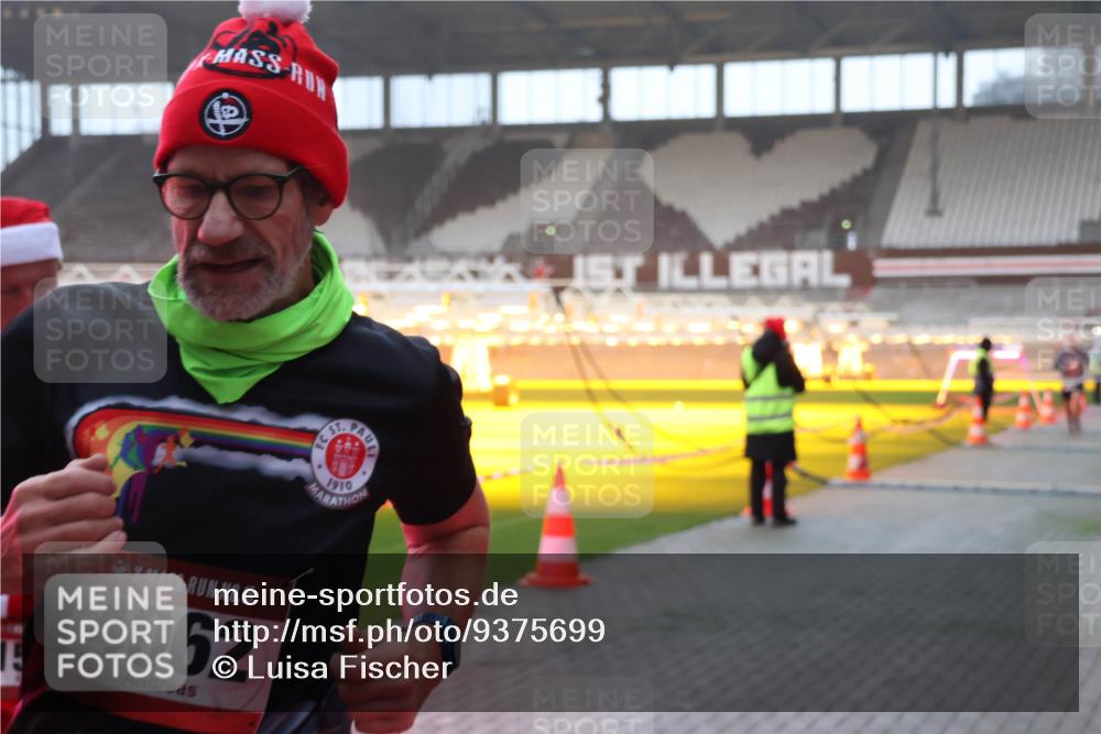 07.12.2025 - St. Pauli X-Mass-Run No. 15 Luisa Fischer http://msf.ph/oto/9375699 07.12.2025 09:54:10 Ziel 15, 4062, 1910, 96, 115, 1598, 2651, 3684, 4050, 4061, 4062 meine-sportfotos.de