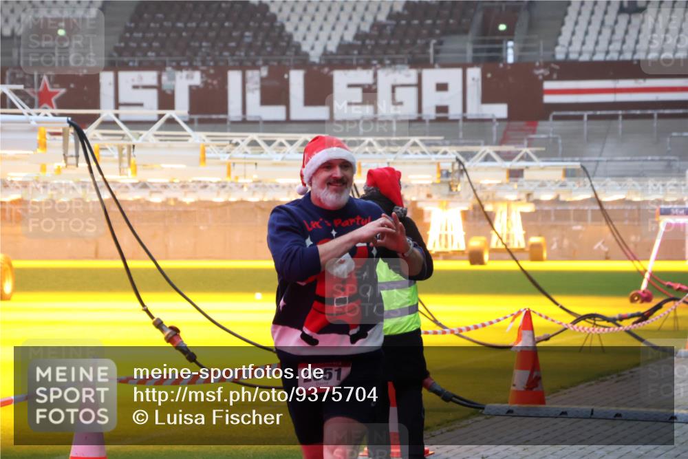 07.12.2025 - St. Pauli X-Mass-Run No. 15 Luisa Fischer http://msf.ph/oto/9375704 07.12.2025 09:54:18 Ziel 1, 2651, 96, 115, 1598, 2651, 4050, 4061, 4062 meine-sportfotos.de