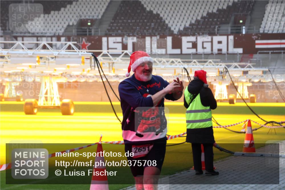 07.12.2025 - St. Pauli X-Mass-Run No. 15 Luisa Fischer http://msf.ph/oto/9375708 07.12.2025 09:54:19 Ziel 2651, 96, 115, 1598, 2651, 4050, 4061, 4062 meine-sportfotos.de