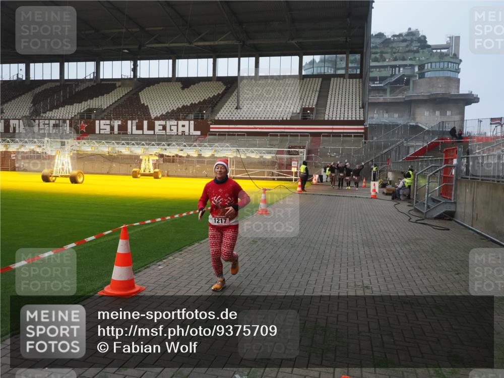 07.12.2025 - St. Pauli X-Mass-Run No. 15 Fabian Wolf http://msf.ph/oto/9375709 07.12.2025 10:04:52 Ziel 713, 1217, 1973, 1991, 2168, 2249, 3894, 4080, 4553, 4557 meine-sportfotos.de