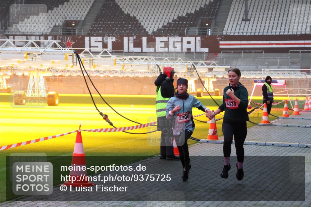 07.12.2025 - St. Pauli X-Mass-Run No. 15 Luisa Fischer http://msf.ph/oto/9375725 07.12.2025 09:54:26 Ziel 2900, 3338, 96, 115, 1375, 1598, 2651, 2900, 3338, 4050, 4061, 4062 meine-sportfotos.de