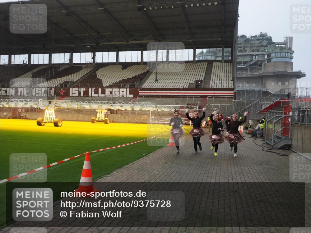 07.12.2025 - St. Pauli X-Mass-Run No. 15 Fabian Wolf http://msf.ph/oto/9375728 07.12.2025 10:04:58 Ziel 292, 1217, 1973, 1991, 2168, 2249, 2856, 2866, 4080, 4553, 4557 meine-sportfotos.de