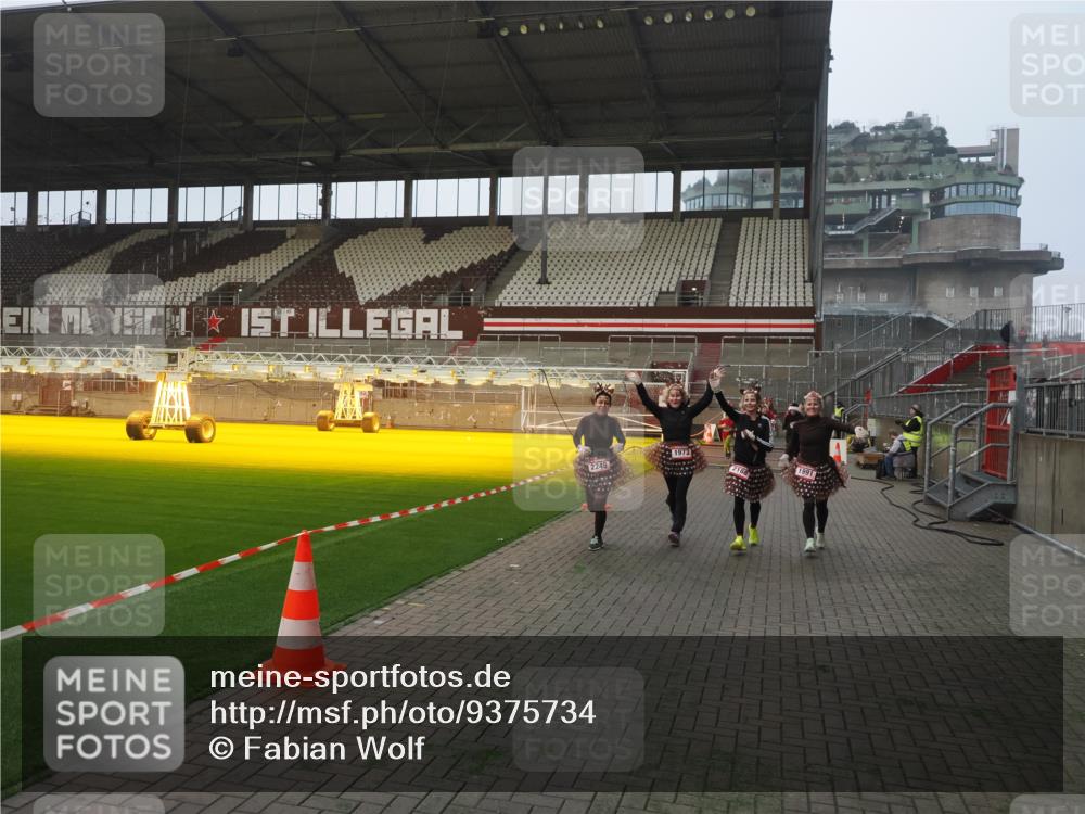 07.12.2025 - St. Pauli X-Mass-Run No. 15 Fabian Wolf http://msf.ph/oto/9375734 07.12.2025 10:04:58 Ziel 292, 1217, 1973, 1991, 2168, 2249, 2856, 2866, 4080, 4553, 4557 meine-sportfotos.de
