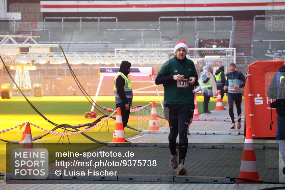 07.12.2025 - St. Pauli X-Mass-Run No. 15 Luisa Fischer http://msf.ph/oto/9375738 07.12.2025 09:54:37 Ziel 1375, 2036, 1375, 1598, 2036, 2133, 2651, 2900, 3310, 3338, 4050, 4061, 4062 meine-sportfotos.de