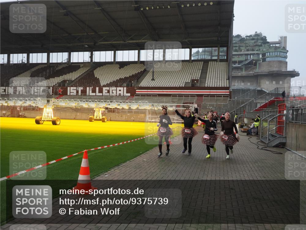 07.12.2025 - St. Pauli X-Mass-Run No. 15 Fabian Wolf http://msf.ph/oto/9375739 07.12.2025 10:04:59 Ziel 210, 292, 1217, 1973, 1991, 2168, 2249, 2856, 2866 meine-sportfotos.de