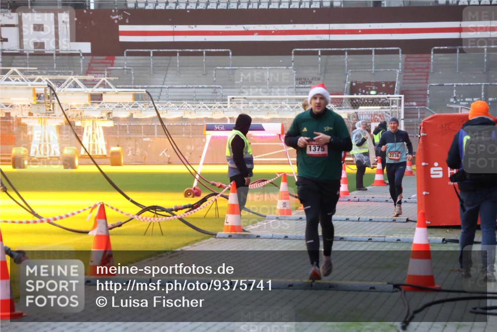07.12.2025 - St. Pauli X-Mass-Run No. 15 Luisa Fischer http://msf.ph/oto/9375741 07.12.2025 09:54:37 Ziel 1375, 6, 2036, 1375, 1598, 2036, 2133, 2651, 2900, 3310, 3338, 4050, 4061, 4062 meine-sportfotos.de
