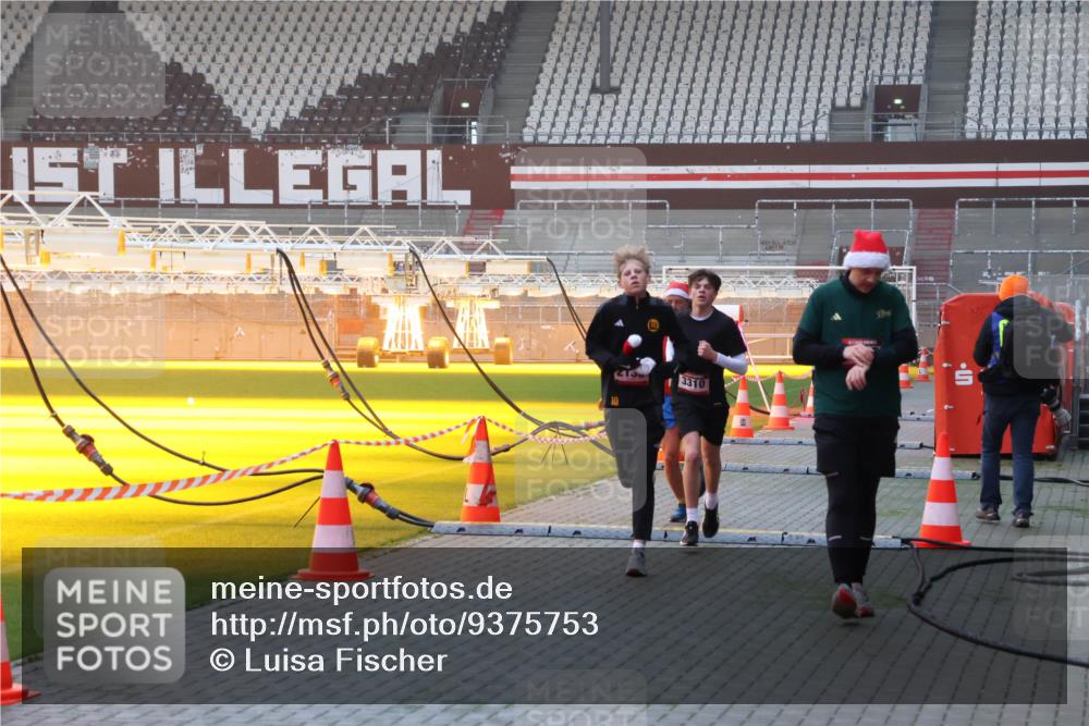 07.12.2025 - St. Pauli X-Mass-Run No. 15 Luisa Fischer http://msf.ph/oto/9375753 07.12.2025 09:54:40 Ziel 213, 3310, 1375, 1598, 2036, 2133, 2209, 2651, 2900, 3310, 3338, 4061, 4062 meine-sportfotos.de