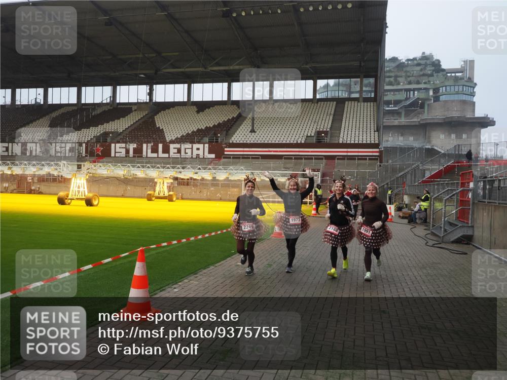 07.12.2025 - St. Pauli X-Mass-Run No. 15 Fabian Wolf http://msf.ph/oto/9375755 07.12.2025 10:04:59 Ziel 210, 292, 1217, 1973, 1991, 2168, 2249, 2856, 2866 meine-sportfotos.de