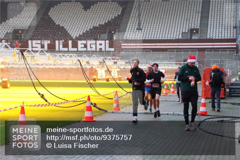 07.12.2025 - St. Pauli X-Mass-Run No. 15 Luisa Fischer http://msf.ph/oto/9375757 07.12.2025 09:54:40 Ziel 220, 3310, 1375, 1598, 2036, 2133, 2209, 2651, 2900, 3310, 3338, 4061, 4062 meine-sportfotos.de