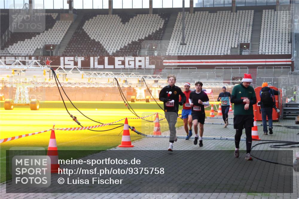 07.12.2025 - St. Pauli X-Mass-Run No. 15 Luisa Fischer http://msf.ph/oto/9375758 07.12.2025 09:54:41 Ziel 1, 2133, 220, 3310, 2036, 1375, 1598, 2036, 2133, 2209, 2651, 2900, 3310, 3338, 4061, 4062 meine-sportfotos.de