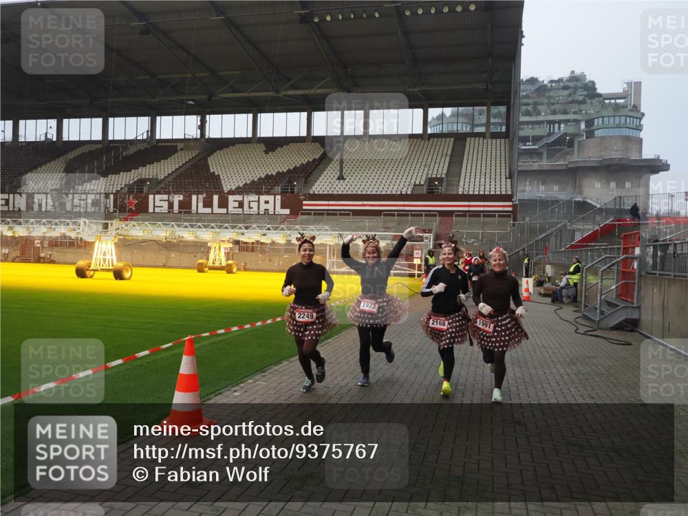 07.12.2025 - St. Pauli X-Mass-Run No. 15 Fabian Wolf http://msf.ph/oto/9375767 07.12.2025 10:05:00 Ziel 202, 210, 292, 699, 1217, 1973, 1991, 2168, 2249, 2856, 2866, 3311 meine-sportfotos.de