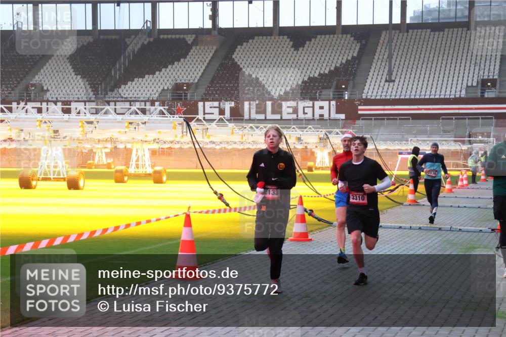 07.12.2025 - St. Pauli X-Mass-Run No. 15 Luisa Fischer http://msf.ph/oto/9375772 07.12.2025 09:54:42 Ziel 10, 133, 3310, 2036, 1375, 1598, 2036, 2133, 2209, 2651, 2900, 3310, 3338, 4061, 4062 meine-sportfotos.de
