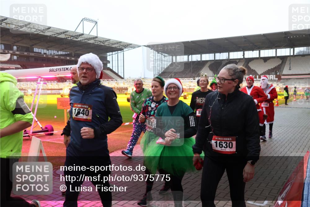 07.12.2025 - St. Pauli X-Mass-Run No. 15 Luisa Fischer http://msf.ph/oto/9375775 07.12.2025 11:06:06 Ziel 1840, 1046, 88, 15, 1630, 92, 199, 298, 300, 434, 659, 831, 924, 925, 927, 929, 932, 973, 1025, 1046, 1049, 1092, 1196, 1208, 1311, 1428, 1432, 1492, 1600, 1608, 1630, 1840, 1841, 2006, 2254, 2884, 3272, 3278 meine-sportfotos.de