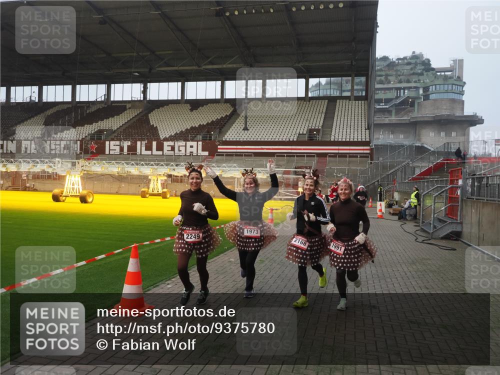 07.12.2025 - St. Pauli X-Mass-Run No. 15 Fabian Wolf http://msf.ph/oto/9375780 07.12.2025 10:05:00 Ziel 202, 210, 292, 699, 1217, 1973, 1991, 2168, 2249, 2856, 2866, 3311 meine-sportfotos.de