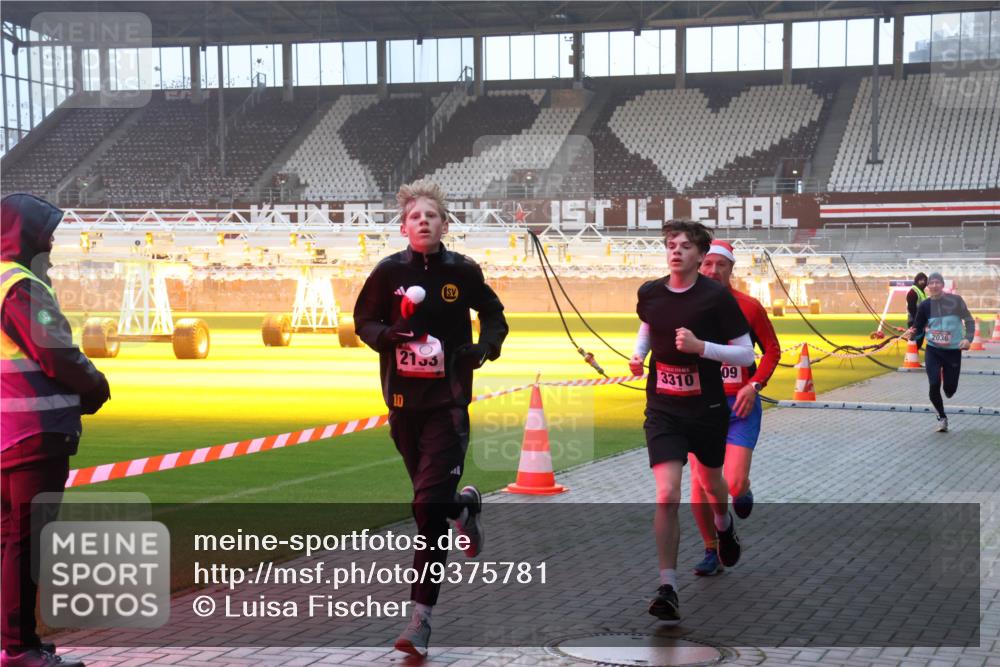 07.12.2025 - St. Pauli X-Mass-Run No. 15 Luisa Fischer http://msf.ph/oto/9375781 07.12.2025 09:54:44 Ziel 1, 10, 21, 09, 3310, 2036, 1375, 1598, 2036, 2133, 2209, 2651, 2900, 3310, 3338 meine-sportfotos.de