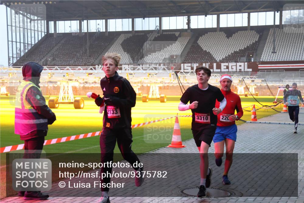 07.12.2025 - St. Pauli X-Mass-Run No. 15 Luisa Fischer http://msf.ph/oto/9375782 07.12.2025 09:54:44 Ziel 06, 2133, 1, 3310, 220, 2036, 1375, 1598, 2036, 2133, 2209, 2651, 2900, 3310, 3338 meine-sportfotos.de