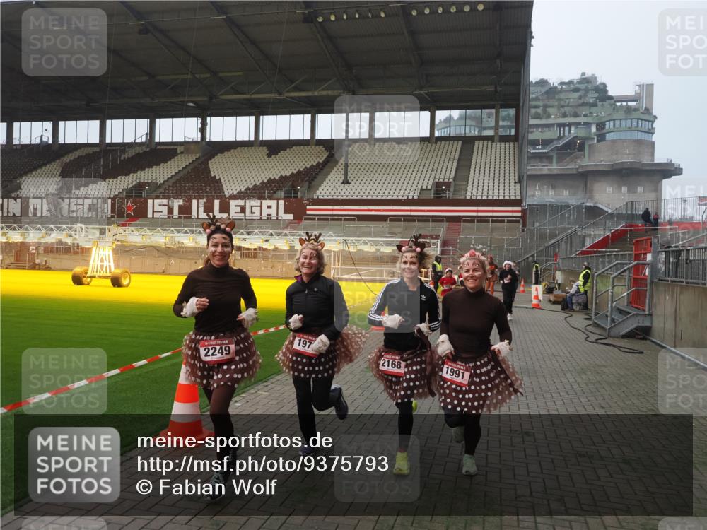 07.12.2025 - St. Pauli X-Mass-Run No. 15 Fabian Wolf http://msf.ph/oto/9375793 07.12.2025 10:05:00 Ziel 202, 210, 292, 699, 1217, 1973, 1991, 2168, 2249, 2856, 2866, 3311 meine-sportfotos.de