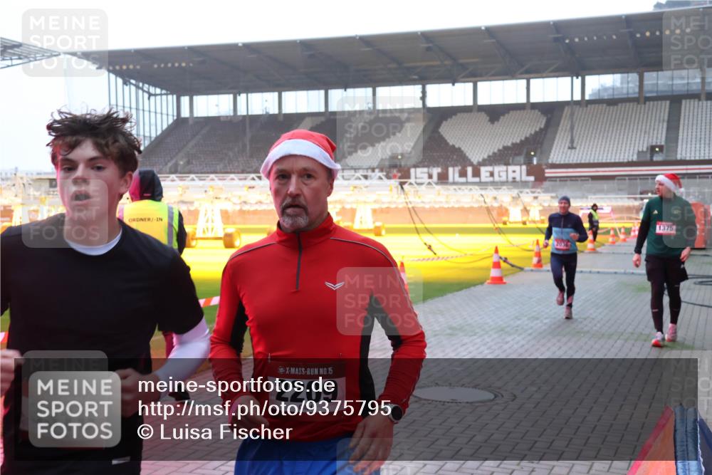 07.12.2025 - St. Pauli X-Mass-Run No. 15 Luisa Fischer http://msf.ph/oto/9375795 07.12.2025 09:54:46 Ziel 5, 3310, 15, 2209, 2016, 1375, 1375, 1598, 2036, 2133, 2209, 2651, 2900, 3310, 3338 meine-sportfotos.de