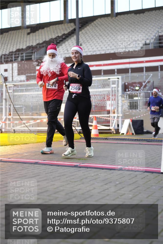 07.12.2025 - St. Pauli X-Mass-Run No. 15 Patografie http://msf.ph/oto/9375807 07.12.2025 10:04:29 Ziel 713, 1291, 1522, 1701, 1871, 2569, 2570, 3188, 3477, 3894, 3911, 4673 meine-sportfotos.de