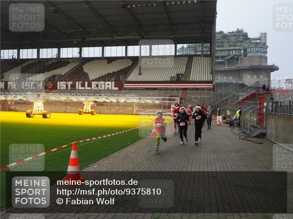 07.12.2025 - St. Pauli X-Mass-Run No. 15 Fabian Wolf http://msf.ph/oto/9375810 07.12.2025 10:05:02 Ziel 202, 210, 292, 699, 1217, 1973, 1991, 2168, 2249, 2856, 2866, 3307, 3311 meine-sportfotos.de