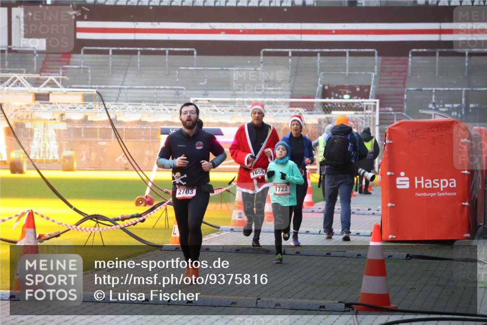07.12.2025 - St. Pauli X-Mass-Run No. 15 Luisa Fischer http://msf.ph/oto/9375816 07.12.2025 09:55:00 Ziel 2703, 1655, 1722, 1375, 1649, 1655, 1722, 2036, 2133, 2209, 2703, 2900, 3310, 3338 meine-sportfotos.de