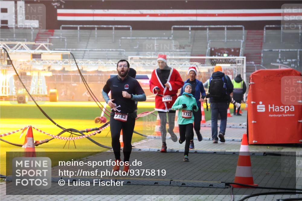 07.12.2025 - St. Pauli X-Mass-Run No. 15 Luisa Fischer http://msf.ph/oto/9375819 07.12.2025 09:55:00 Ziel 2703, 1655, 1722, 1375, 1649, 1655, 1722, 2036, 2133, 2209, 2703, 2900, 3310, 3338 meine-sportfotos.de