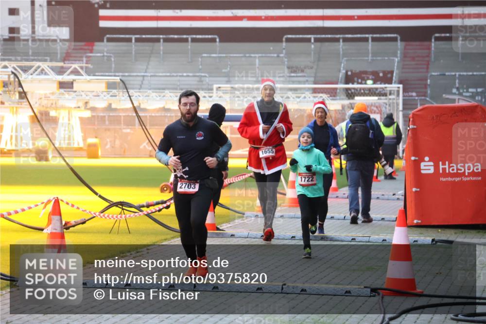 07.12.2025 - St. Pauli X-Mass-Run No. 15 Luisa Fischer http://msf.ph/oto/9375820 07.12.2025 09:55:00 Ziel 2703, 1655, 1722, 1375, 1649, 1655, 1722, 2036, 2133, 2209, 2703, 2900, 3310, 3338 meine-sportfotos.de