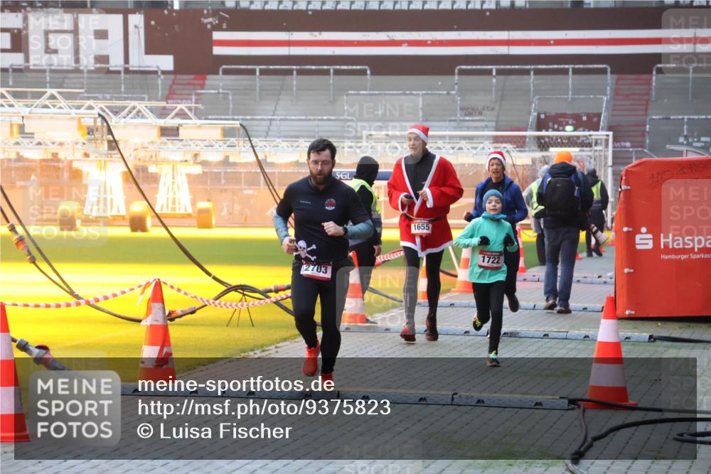 07.12.2025 - St. Pauli X-Mass-Run No. 15 Luisa Fischer http://msf.ph/oto/9375823 07.12.2025 09:55:01 Ziel 2703, 1655, 1722, 1375, 1649, 1655, 1722, 2036, 2133, 2209, 2703, 2900, 3310, 3338 meine-sportfotos.de