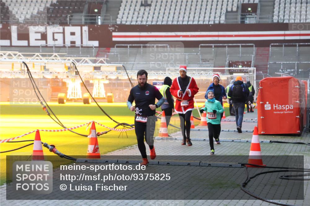 07.12.2025 - St. Pauli X-Mass-Run No. 15 Luisa Fischer http://msf.ph/oto/9375825 07.12.2025 09:55:01 Ziel 2703, 1655, 1722, 1375, 1649, 1655, 1722, 2036, 2133, 2209, 2703, 2900, 3310, 3338 meine-sportfotos.de
