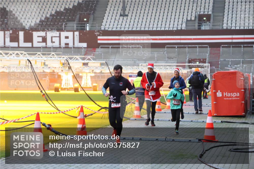 07.12.2025 - St. Pauli X-Mass-Run No. 15 Luisa Fischer http://msf.ph/oto/9375827 07.12.2025 09:55:01 Ziel 2703, 1655, 1722, 1375, 1649, 1655, 1722, 2036, 2133, 2209, 2703, 2900, 3310, 3338 meine-sportfotos.de