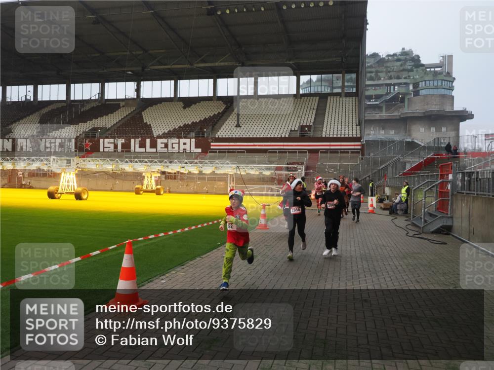 07.12.2025 - St. Pauli X-Mass-Run No. 15 Fabian Wolf http://msf.ph/oto/9375829 07.12.2025 10:05:03 Ziel 202, 210, 292, 699, 1217, 1973, 1991, 2168, 2249, 2856, 2866, 3307, 3311 meine-sportfotos.de