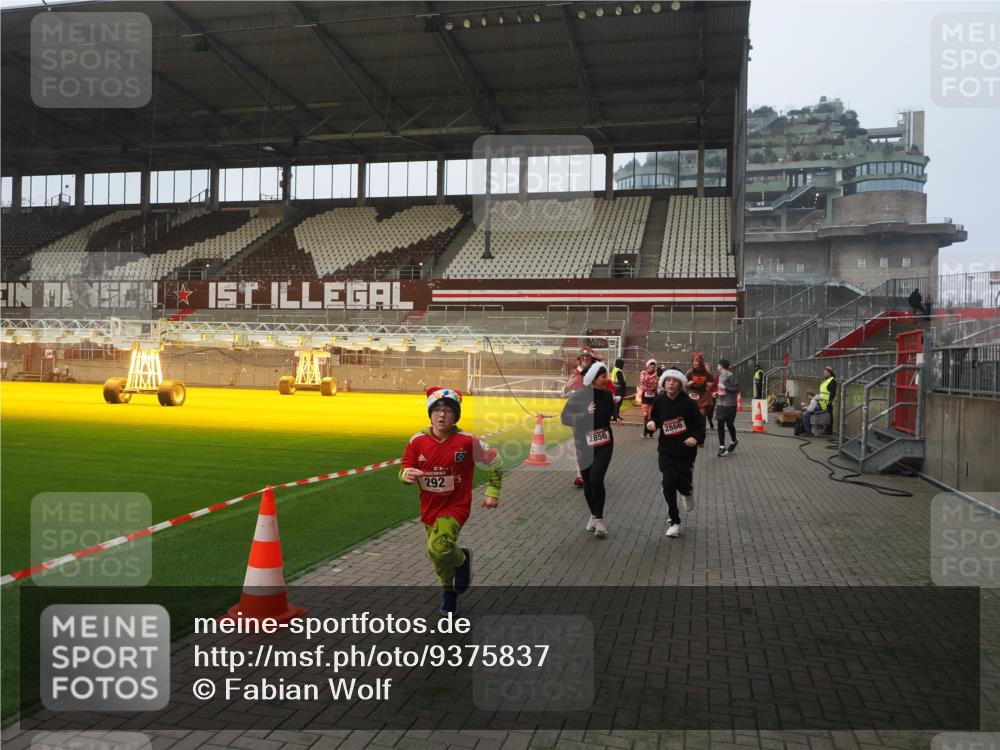 07.12.2025 - St. Pauli X-Mass-Run No. 15 Fabian Wolf http://msf.ph/oto/9375837 07.12.2025 10:05:03 Ziel 202, 210, 292, 699, 1217, 1973, 1991, 2168, 2249, 2856, 2866, 3307, 3311 meine-sportfotos.de