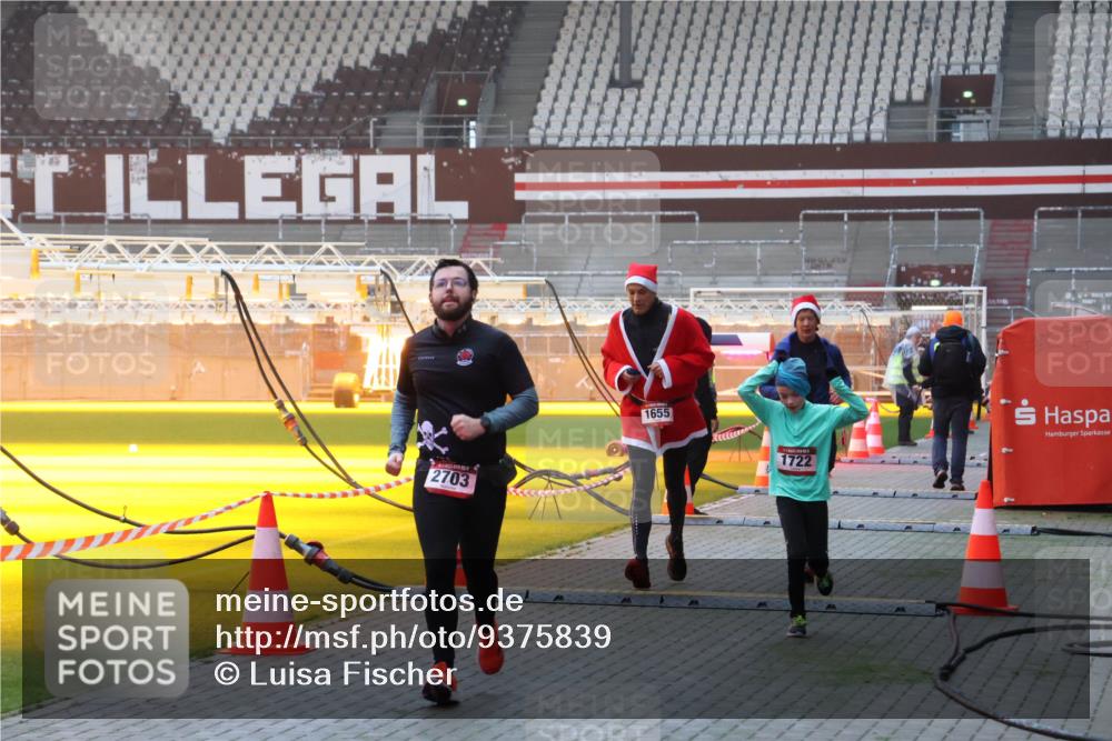 07.12.2025 - St. Pauli X-Mass-Run No. 15 Luisa Fischer http://msf.ph/oto/9375839 07.12.2025 09:55:03 Ziel 2703, 1655, 1722, 1375, 1649, 1655, 1722, 2036, 2133, 2209, 2703, 2900, 3310, 3338 meine-sportfotos.de