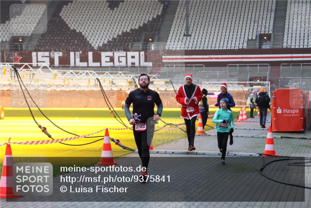 07.12.2025 - St. Pauli X-Mass-Run No. 15 Luisa Fischer http://msf.ph/oto/9375841 07.12.2025 09:55:03 Ziel 2703, 1655, 1375, 1649, 1655, 1722, 2036, 2133, 2209, 2703, 2900, 3310, 3338 meine-sportfotos.de
