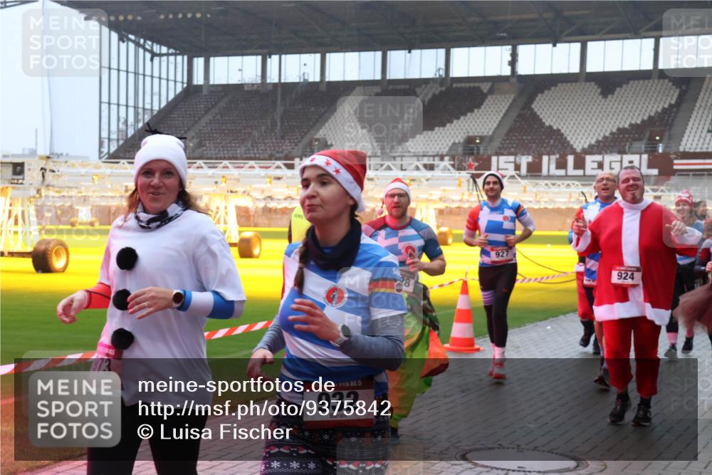 07.12.2025 - St. Pauli X-Mass-Run No. 15 Luisa Fischer http://msf.ph/oto/9375842 07.12.2025 11:06:19 Ziel 973, 15, 932, 927, 924, 92, 199, 298, 300, 402, 403, 556, 659, 693, 831, 854, 858, 878, 920, 924, 925, 927, 929, 932, 944, 973, 1024, 1025, 1046, 1049, 1092, 1196, 1208, 1223, 1229, 1287, 1311, 1428, 1429, 1430, 1432, 1608, 1648, 1840, 1841, 2006, 2243, 2245, 2254, 2884, 3272, 3278, 4579, 4581, 4583, 4585, 4587 meine-sportfotos.de